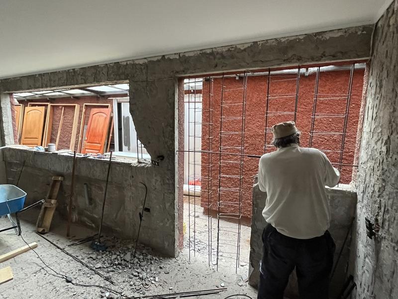 Cocina durante la obra, con muros demolidos y enfierradura a la vista