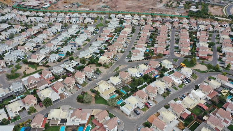 Vista aérea de barrios de casas dentro del loteo
